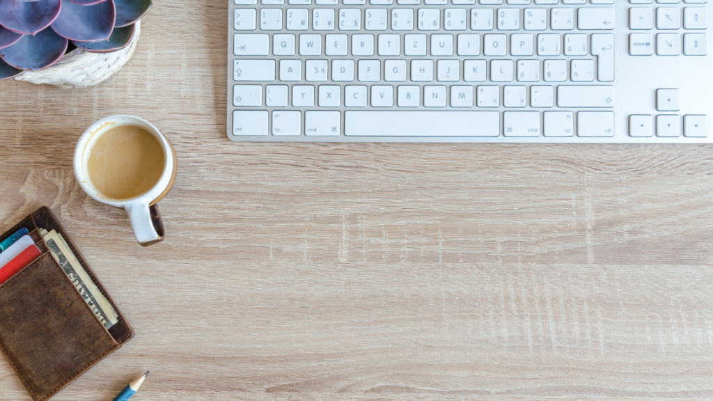 clavier café posés sur un bureau